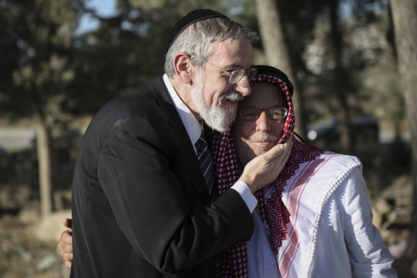 Muslim Sheikh joins prayer for missing Jewish Teens